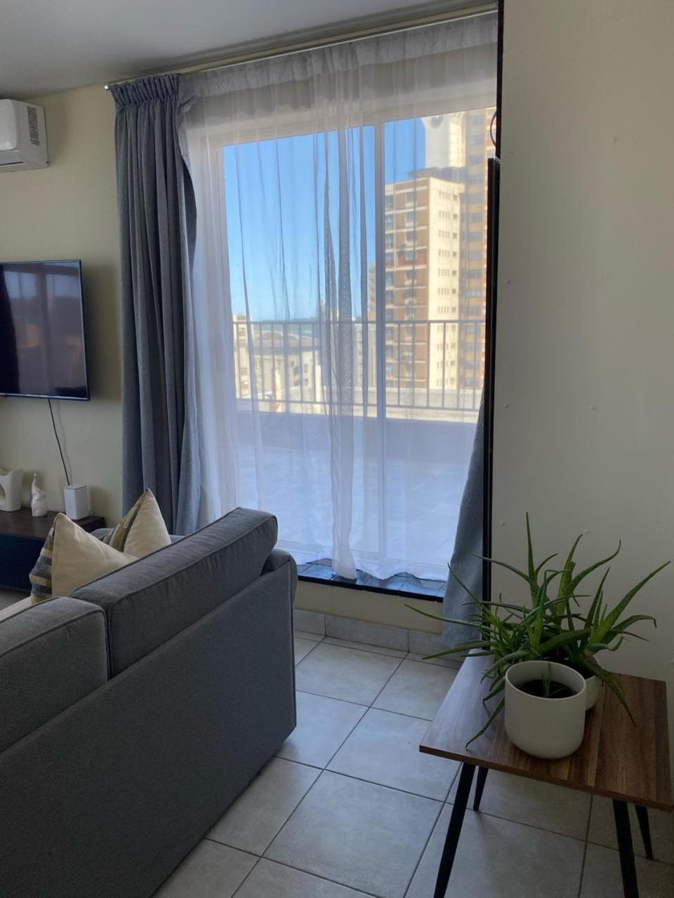 Apartment The Oceanic 1 Bedroom With Ocean Views - Self-catering Durban